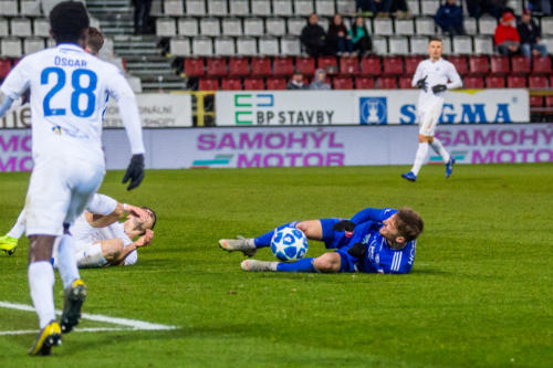 Houska 8 a hráč Liberce po nepříjemném zákroku se svíjejí na pažitu Androva stadionu